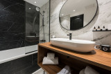 salle de bain-chambre-double-hotel-fahrenheit-seven-courchevel©studio-foudimages