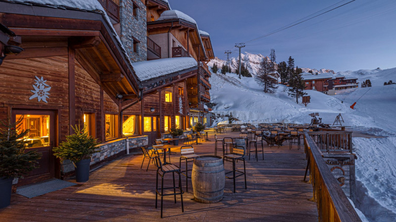 exterieur-nuit-hotel-carlina-hiver-soir-belle plagne-station-ski-pistes