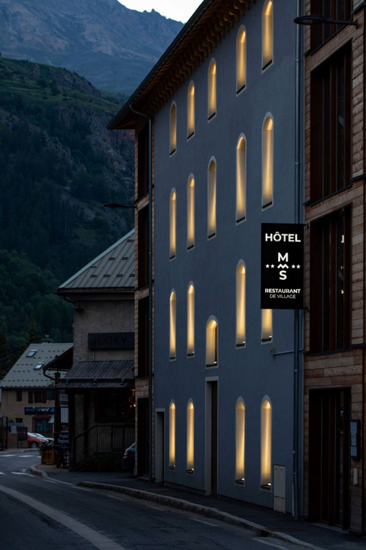 exterieur-nuit-hotel-©Le Monetier