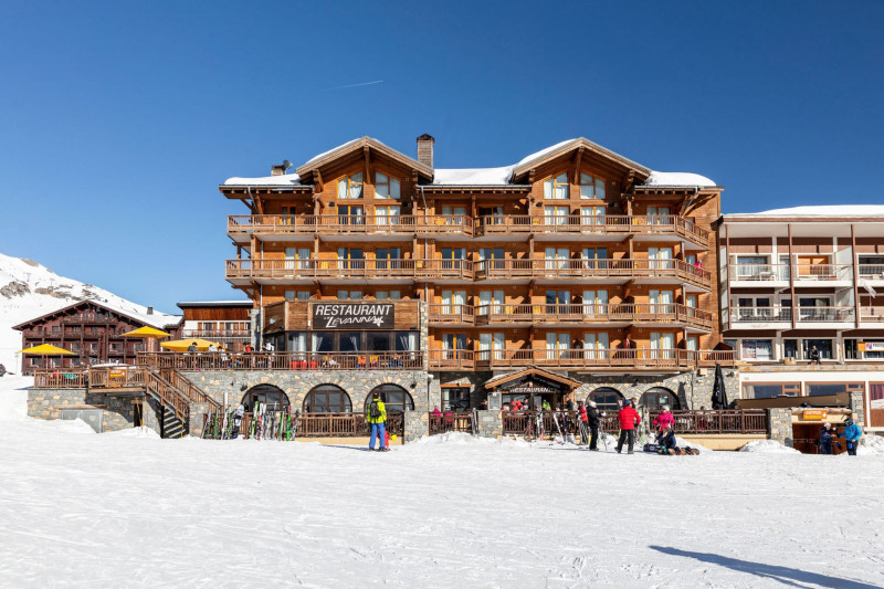 face-sud-hotel-levanna-exterieur-station-pistes-neige-hiver