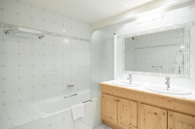 junior-suite-salle de bain©Grand Hôtel de Courchevel