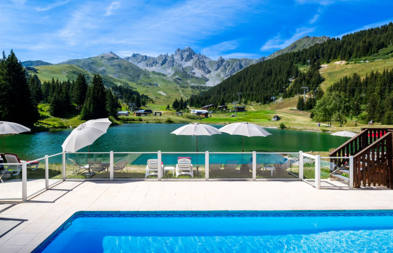 swimming-pool-lake-hotel-close-to-the-slope-courchevel-oxygene-ski-collection