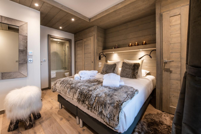 Courchevel-yellowstone-lodge-chalet2-chambre double- location chalet skis aux pieds -osc