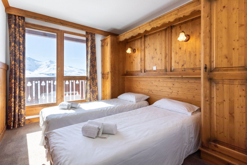 Val thorens,12 people apartment to rent close to the ski slopes chalet des neiges hermine OSC