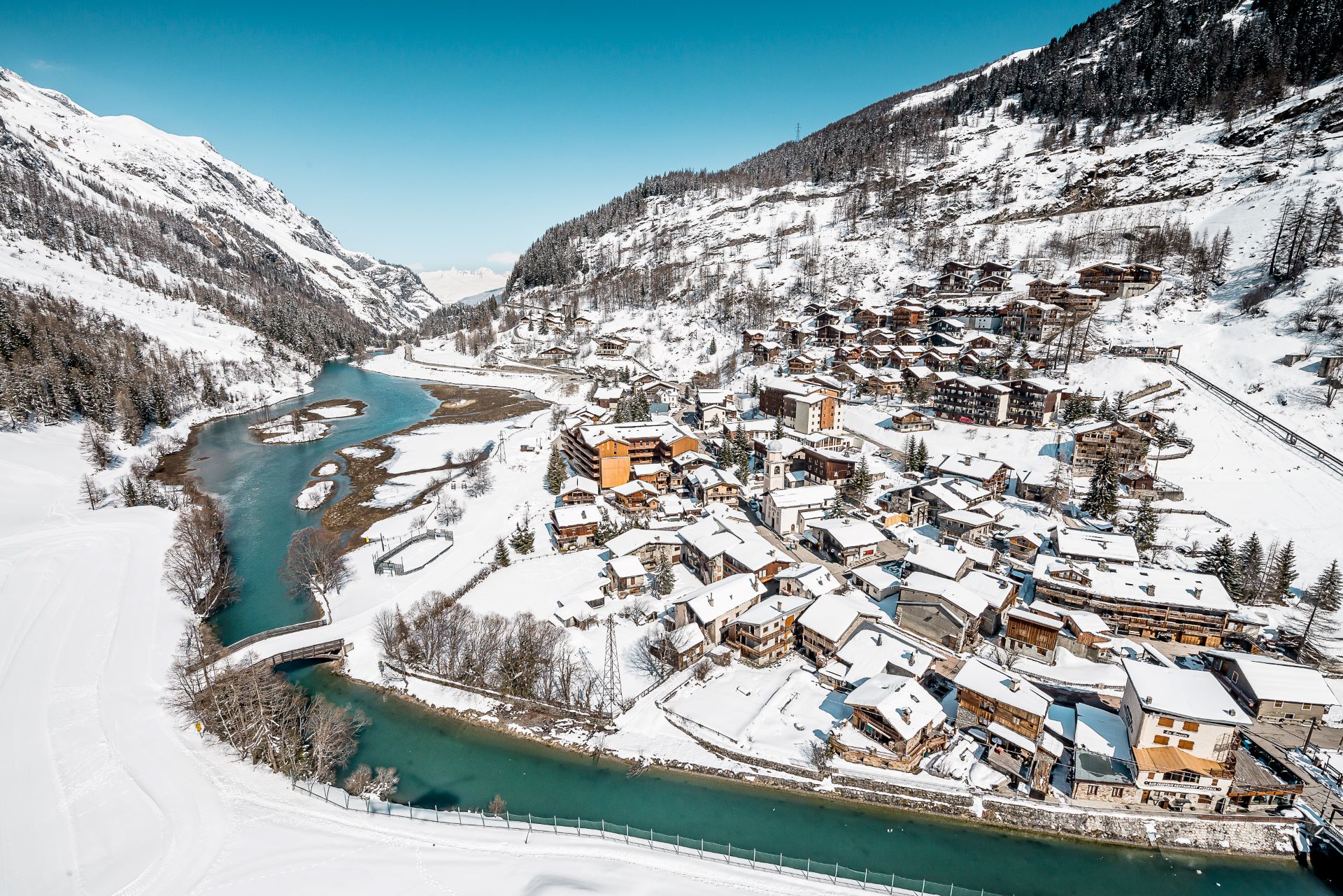 Tignes-village-hiver-neige-station-ski-paysage
