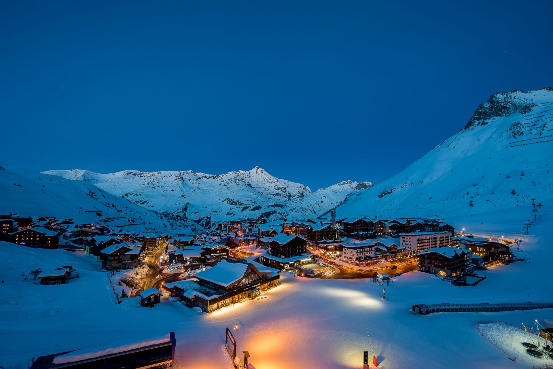 Tignes-village-nuit-station-hiver-paysage-oxygene ski collection
