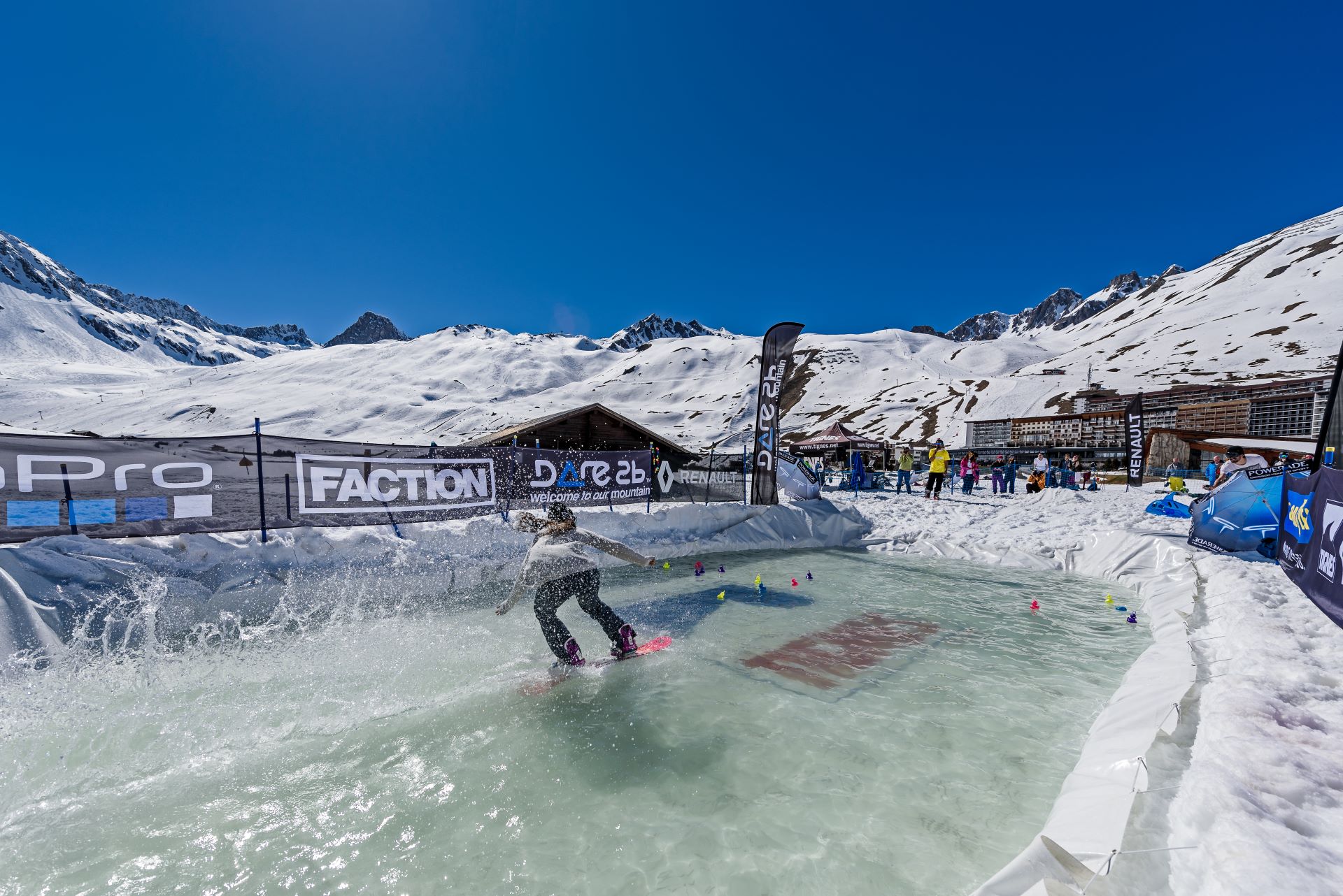 Tignes-waterslid-station-hiver-oxygene-ski-collection